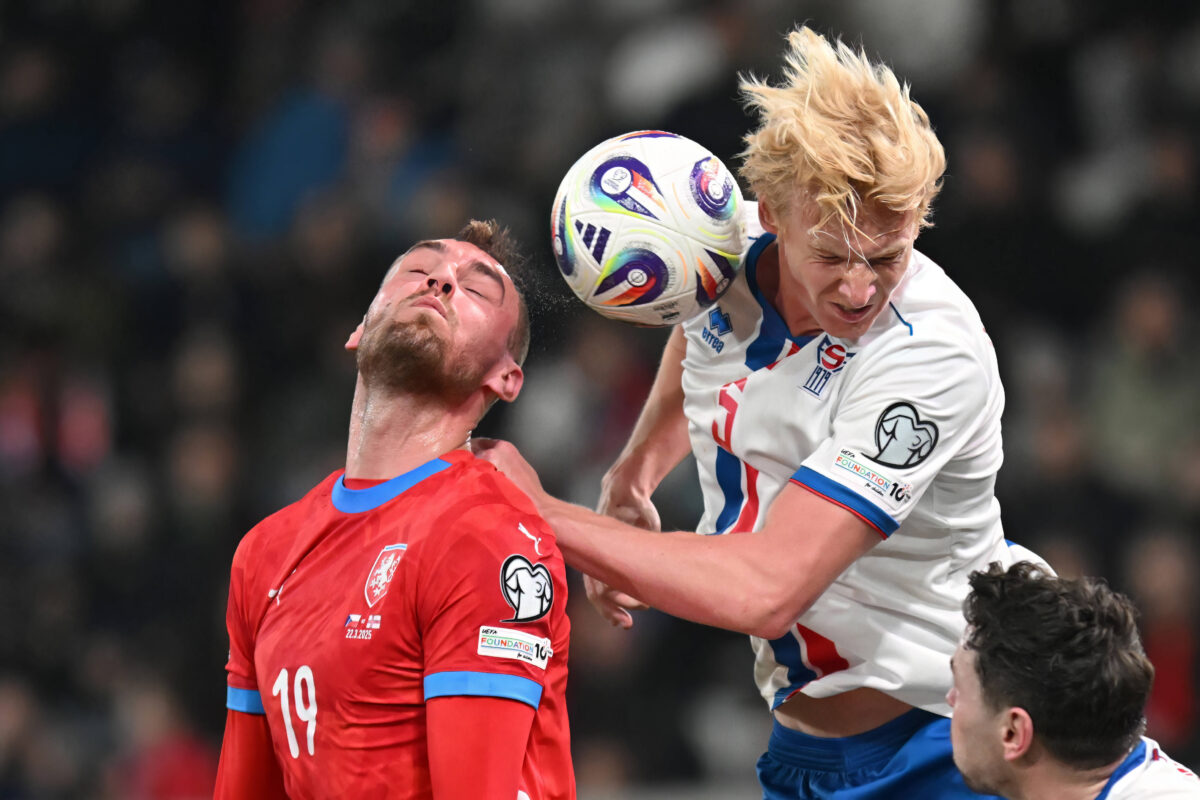 Andrias Edmundsson in azione con la maglia della Nazionale delle Isole Faroe