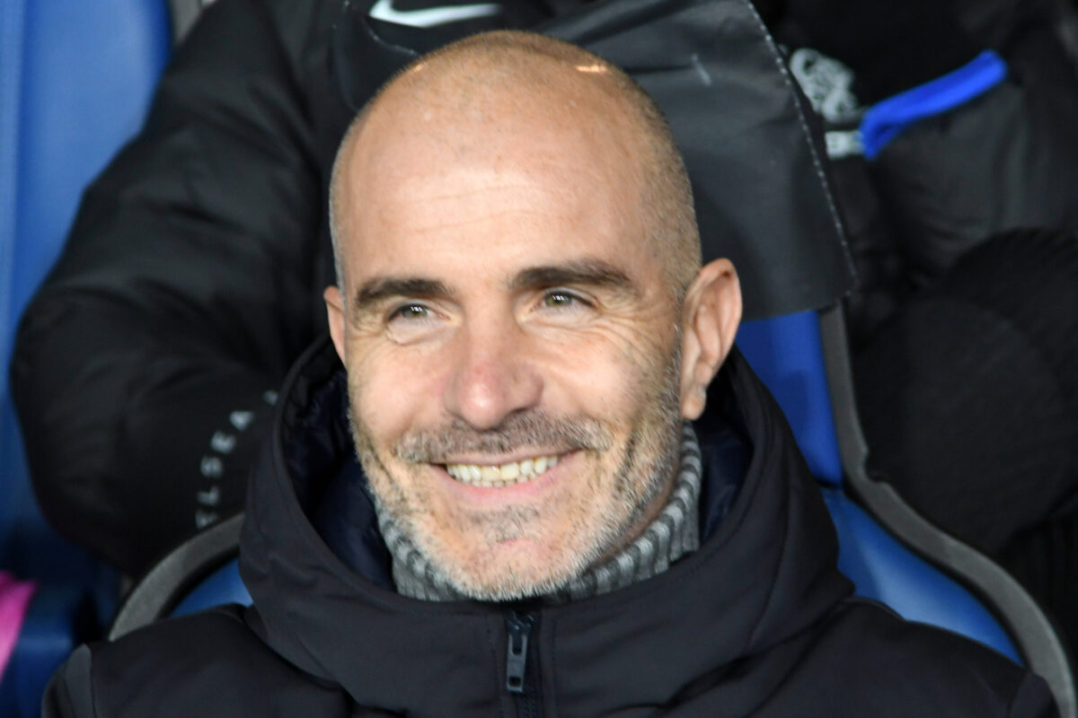 Enzo Maresca sorride in panchina