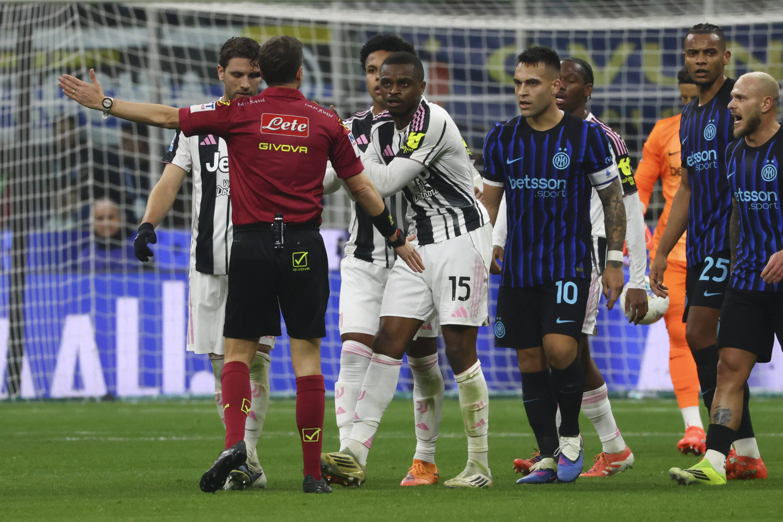 Inter-Juventus: l'espulsione di Kalulu