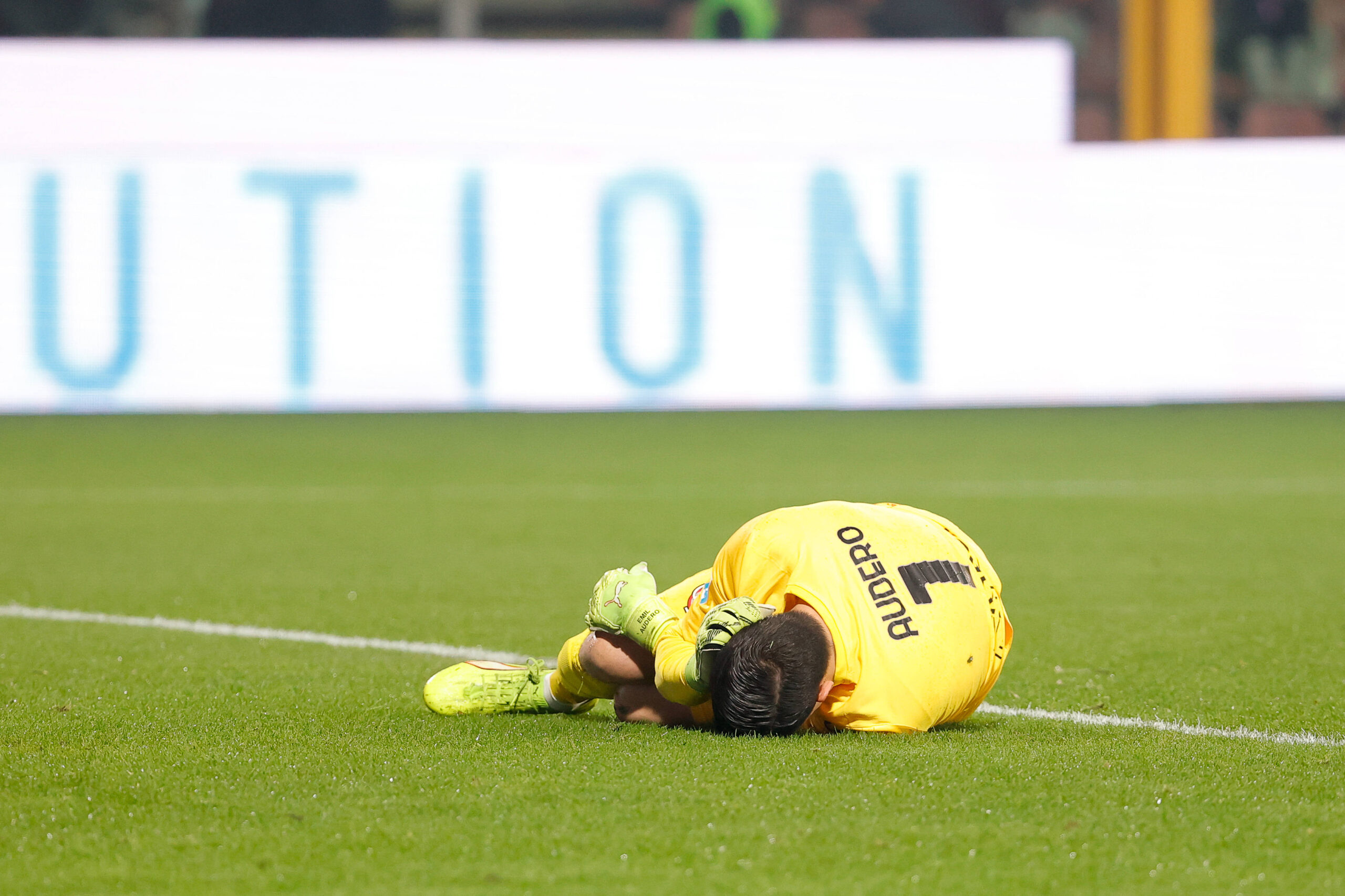 Audero a terra dopo esser stato colpito da un petardo