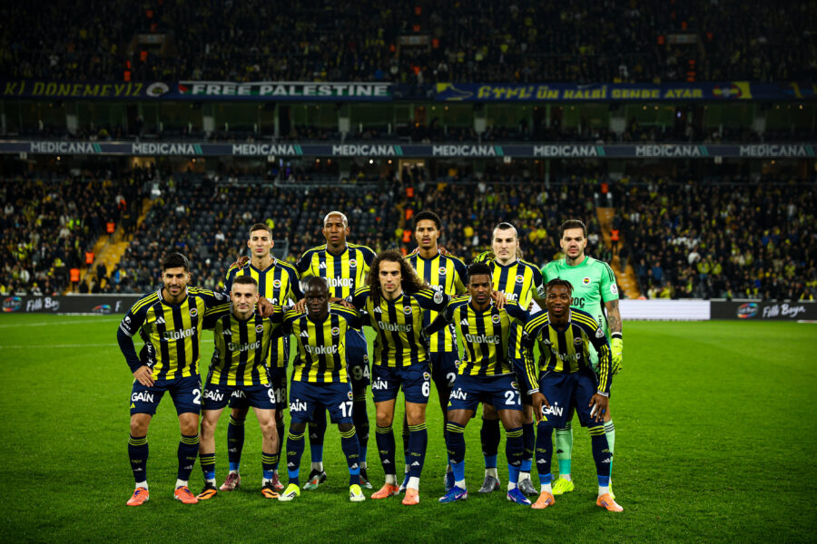 La squadra del Fenerbahce in posa