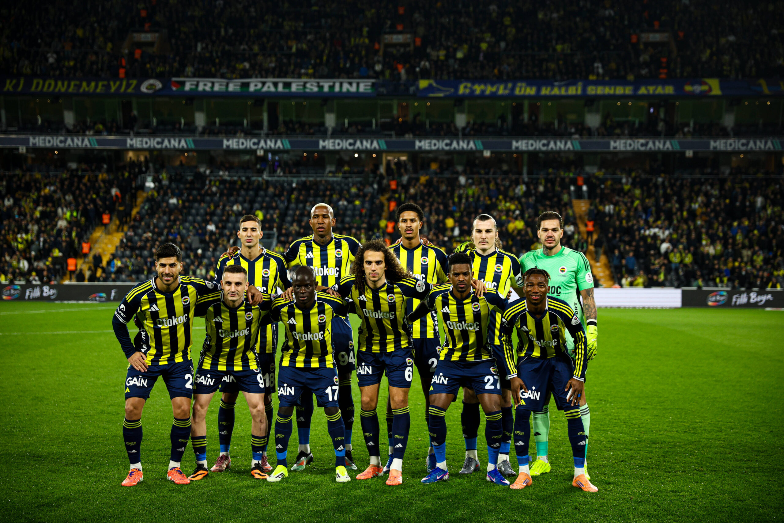 La squadra del Fenerbahce in posa