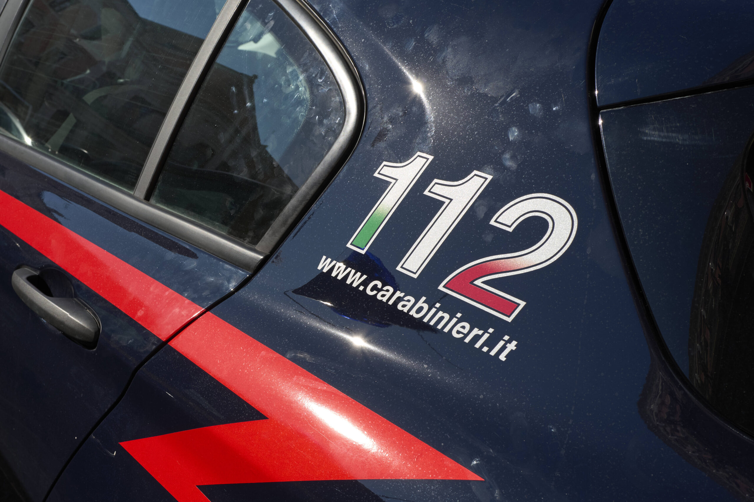 Uomo accoltellato in casa dalla moglie