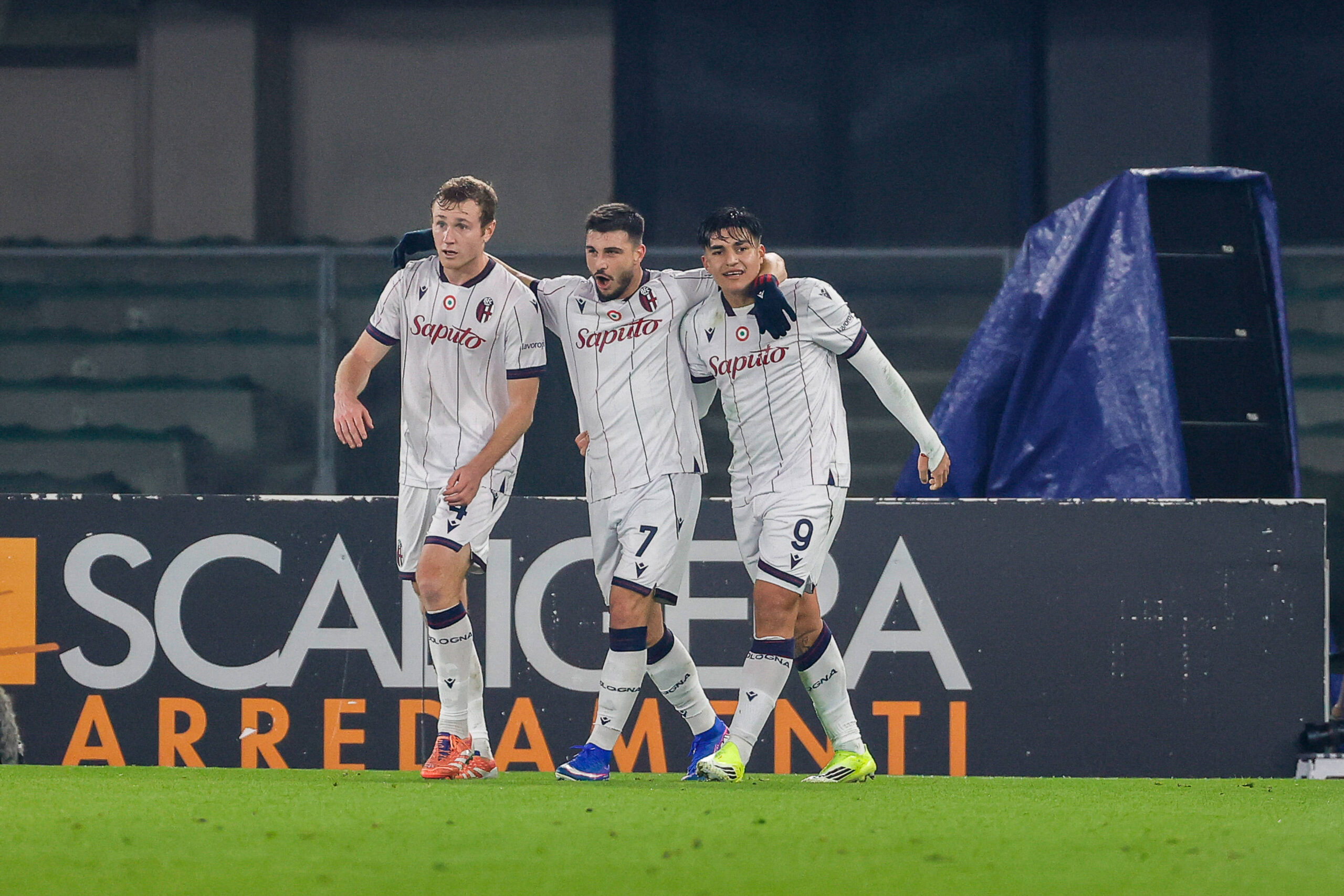 Orsolini e Castro esultano dopo un gol