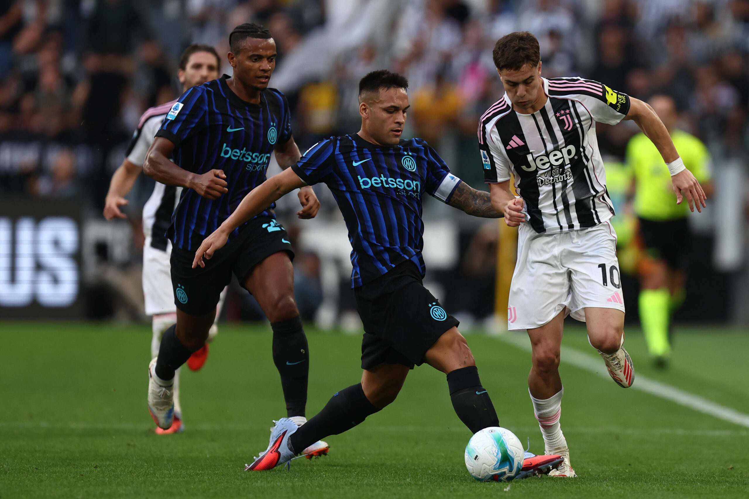 Lautaro e Yildiz in Juve-Inter