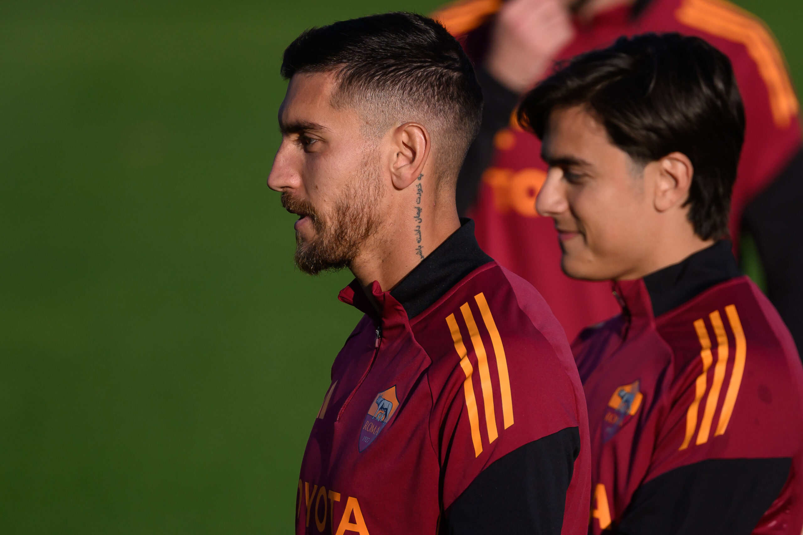 Dybala e Pellegrini durante un allenamento con la Roma