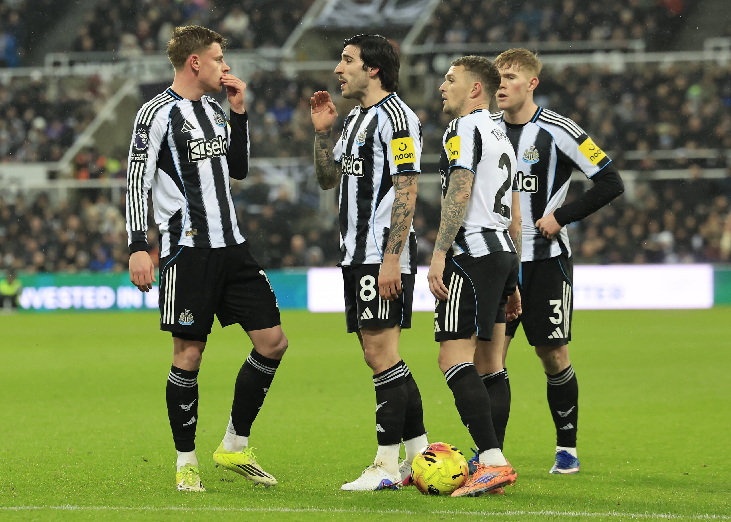 Lewis Hall con i compagni del Newcastle