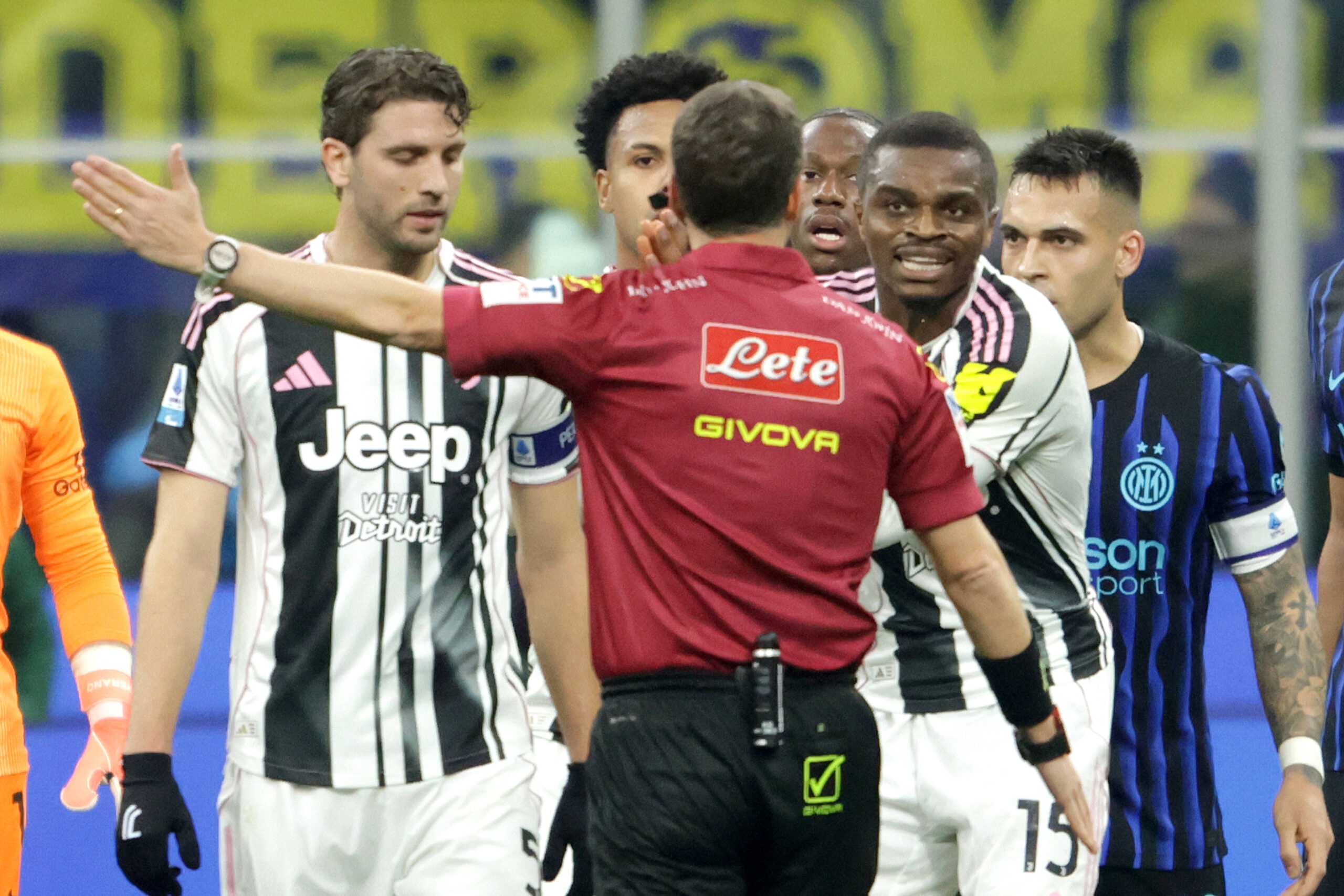 L'espulsione di Kalulu contro l'Inter