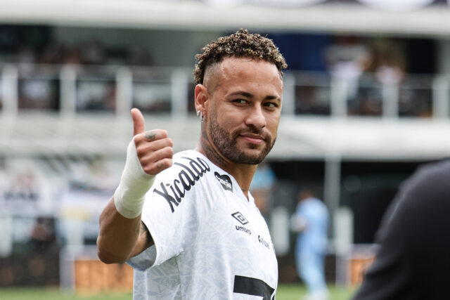 Neymar con la maglia del Santos