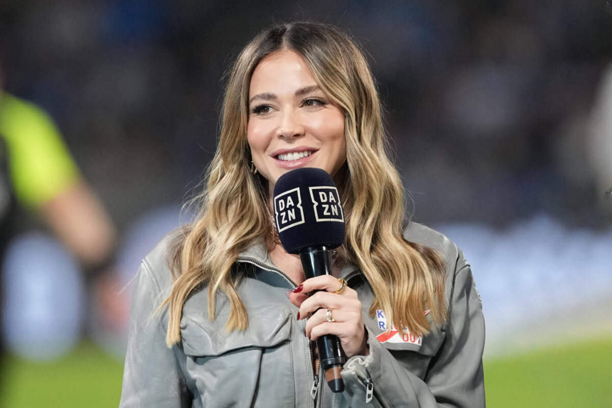 Diletta Leotta sorride con in mano il microfono di DAZN