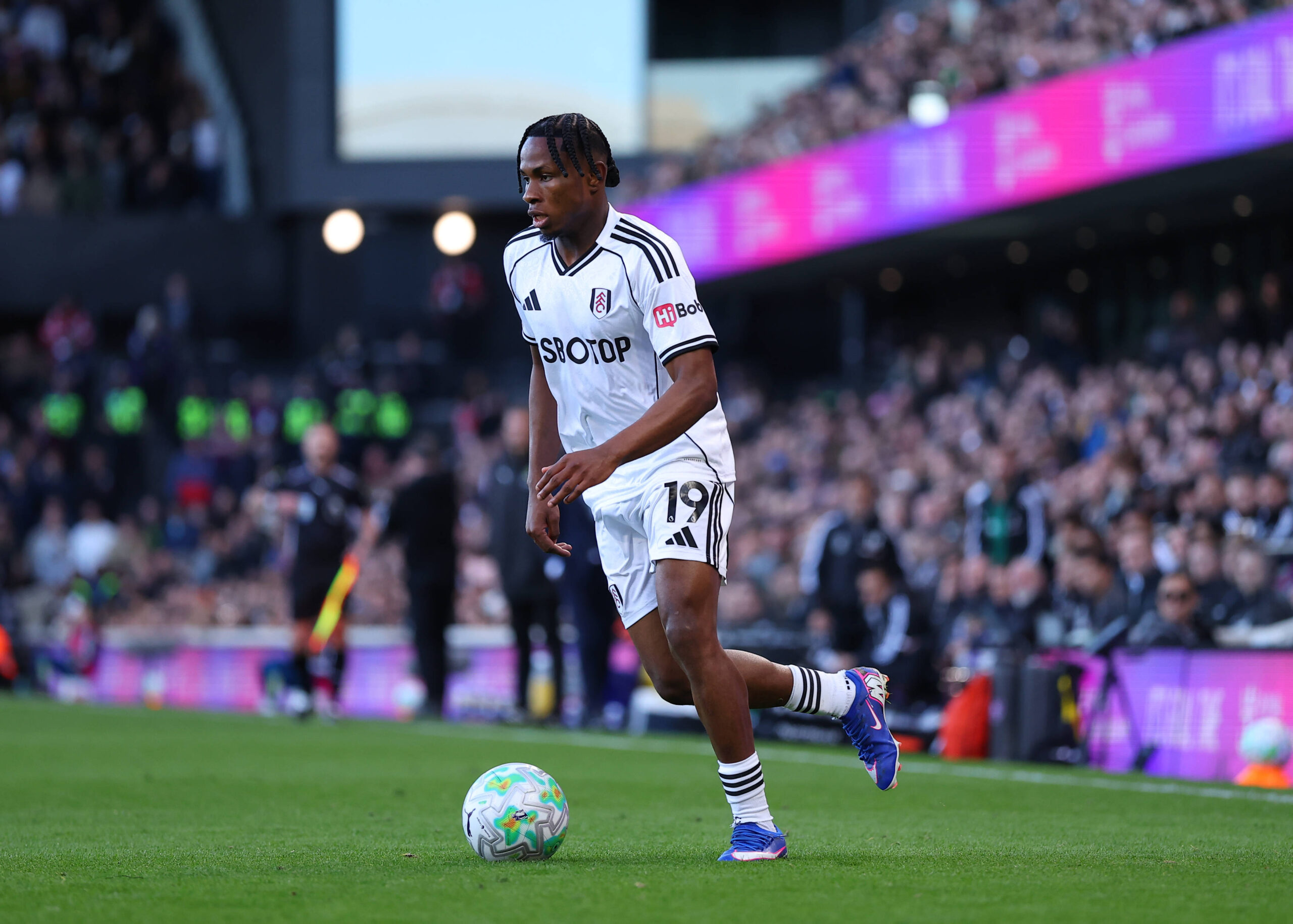 Samuel Chukwueze attaccante del Fulham in prestito dal Milan