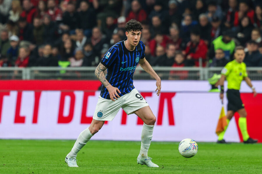 Alessandro Bastoni in azione durante Milan-Inter