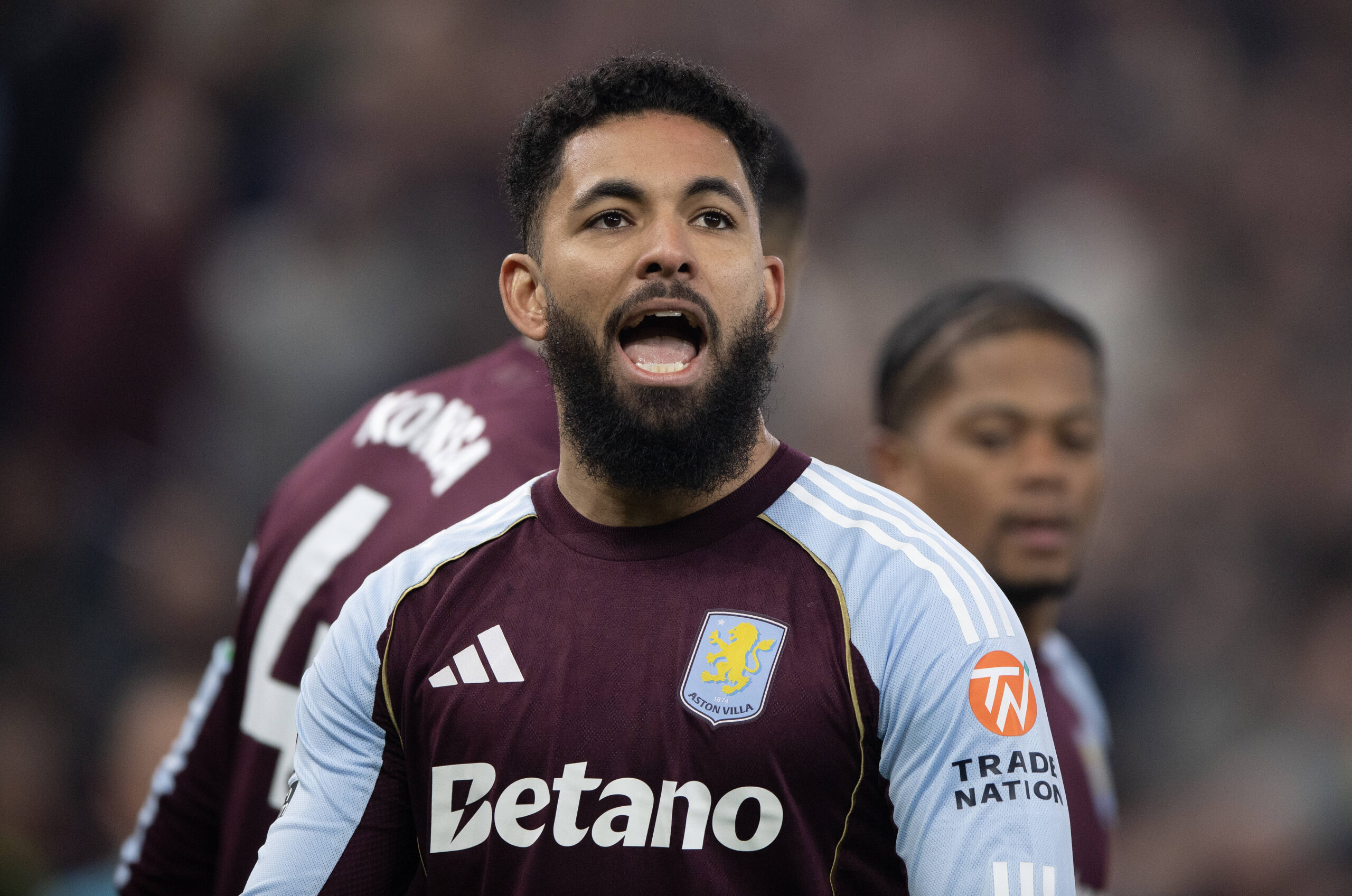 Douglas Luiz esulta dopo un gol