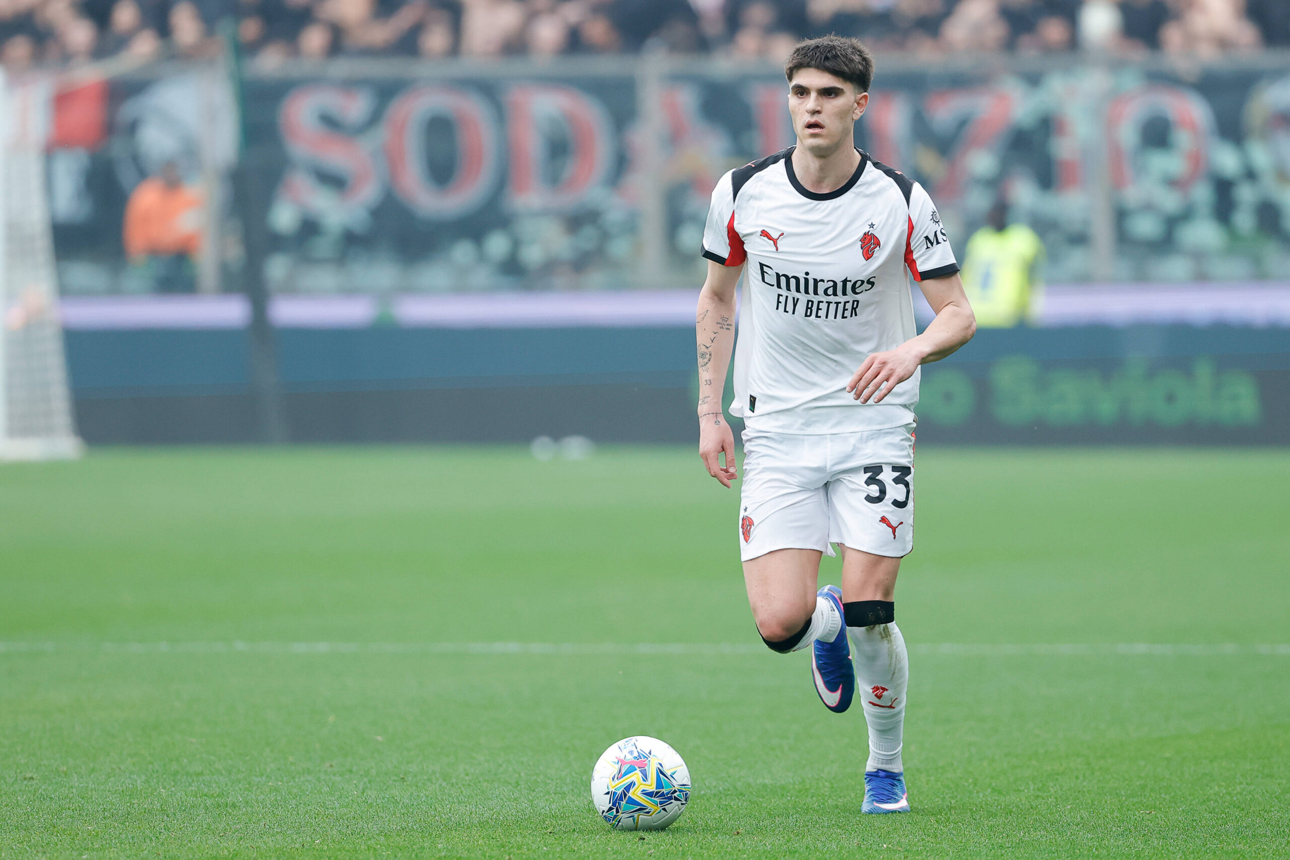 Davide Bartesaghi esterno del Milan