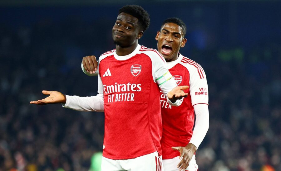 Bukayo Saka esulta dopo un gol