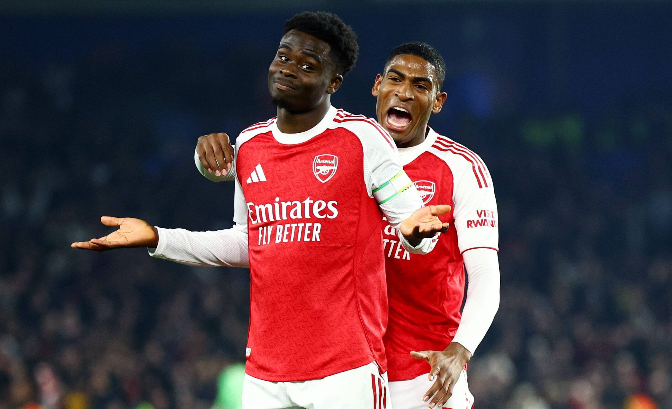 Bukayo Saka esulta dopo un gol