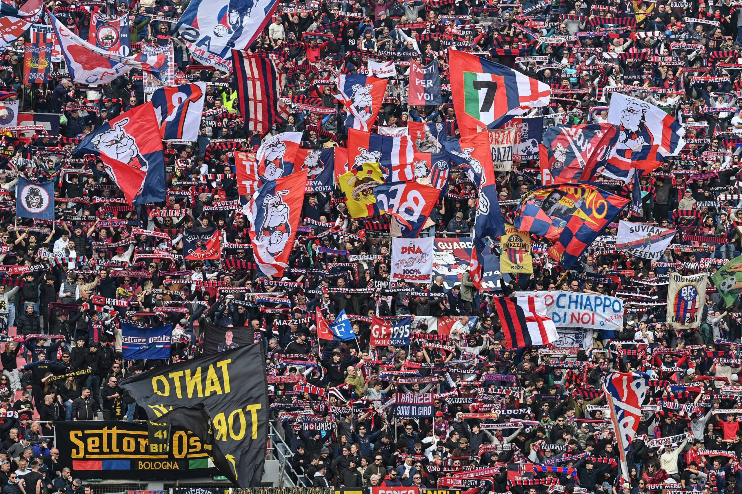 Tifosi del Bologna al Dall'Ara