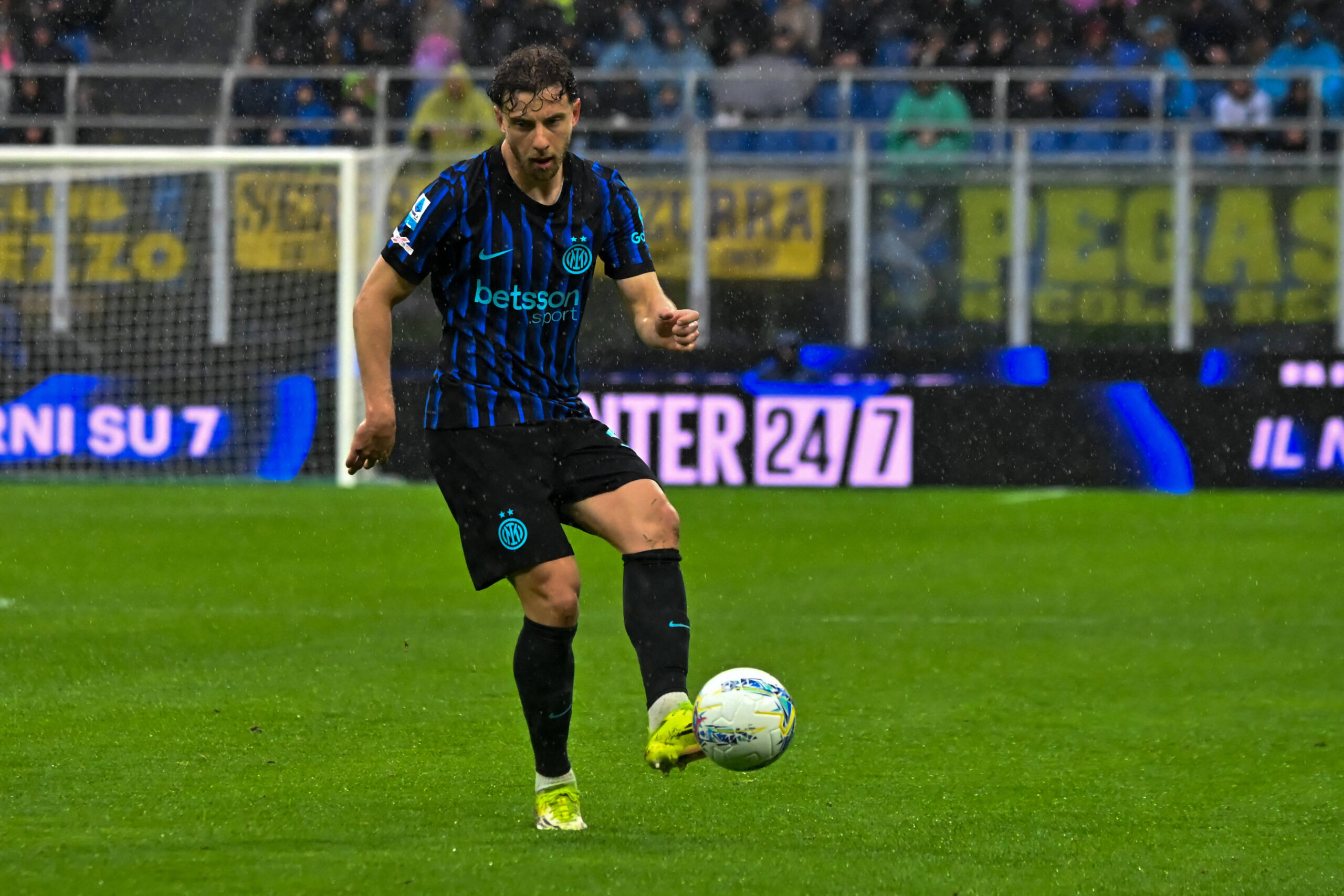 Carlos Augusto in azione con l'Inter