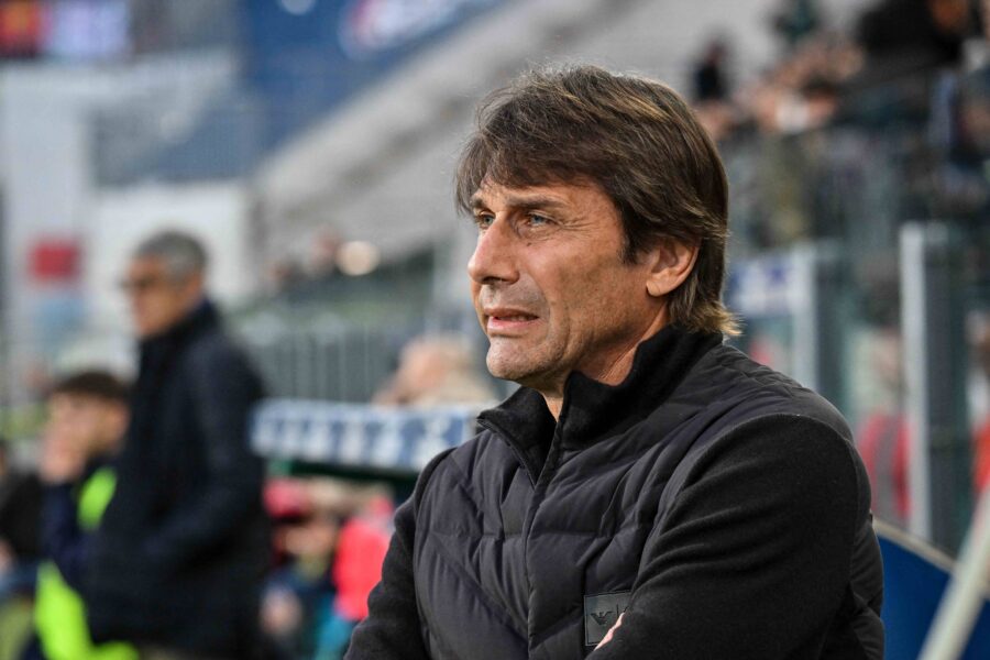 Antonio Conte in panchina durante Cagliari-Napoli