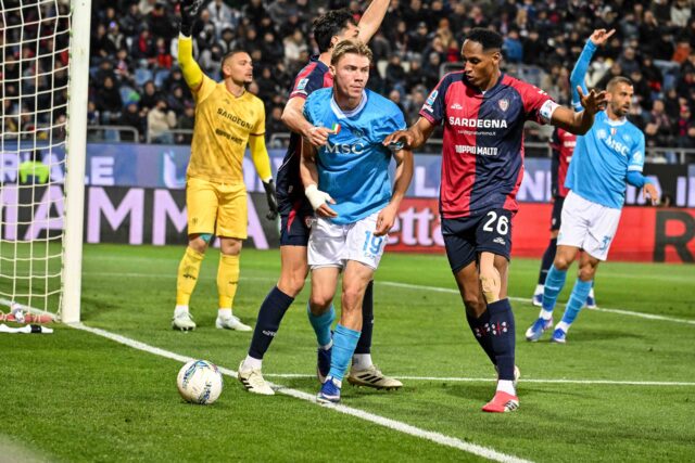 Hojlund e Mina durante Cagliari-Napoli