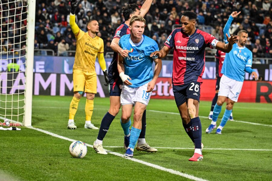 Hojlund e Mina durante Cagliari-Napoli