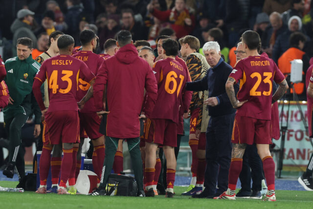 Gasperini a colloquio con la squadra durante Roma-Bologna