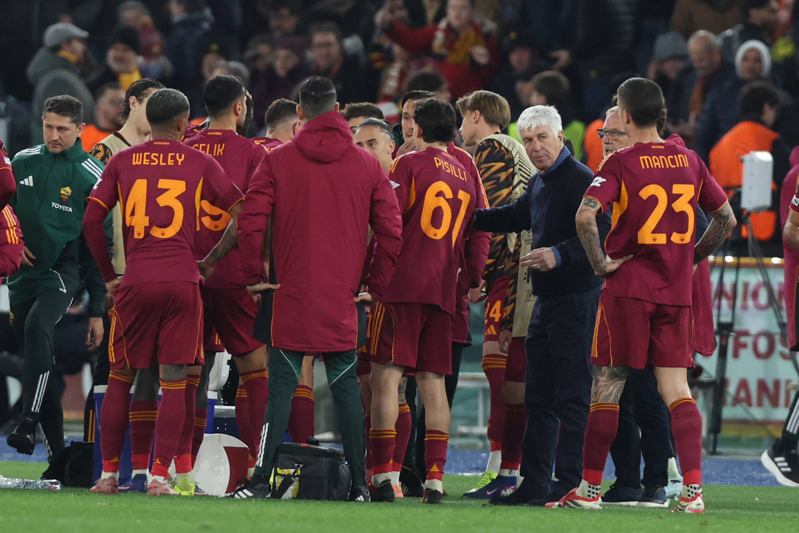 Gasperini a colloquio con la squadra durante Roma-Bologna