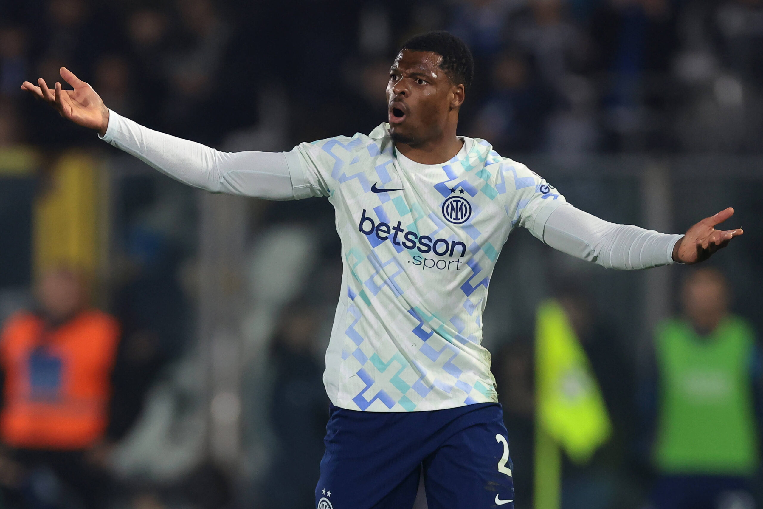 Dumfries durante Como-Inter