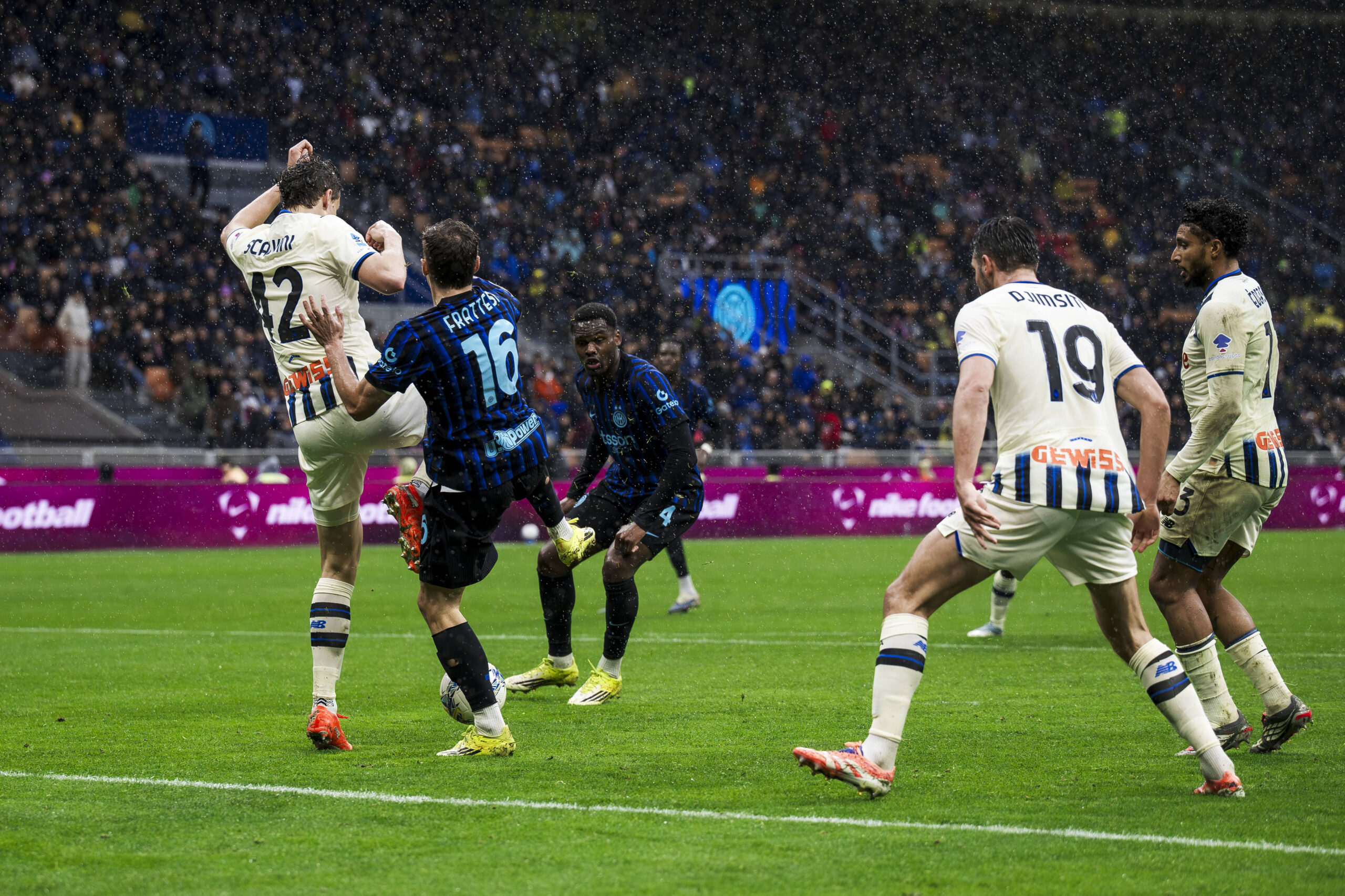 Il contatto tra Scalvini e Frattesi durante Inter-Atalanta
