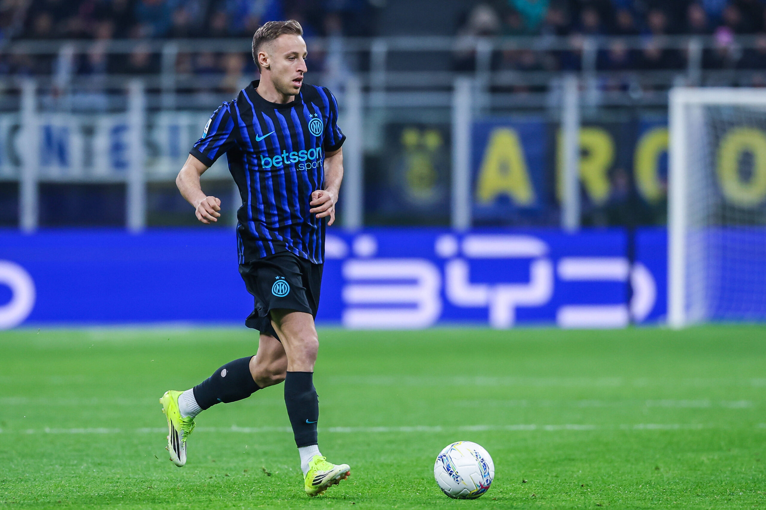 Davide Frattesi in azione con l'Inter