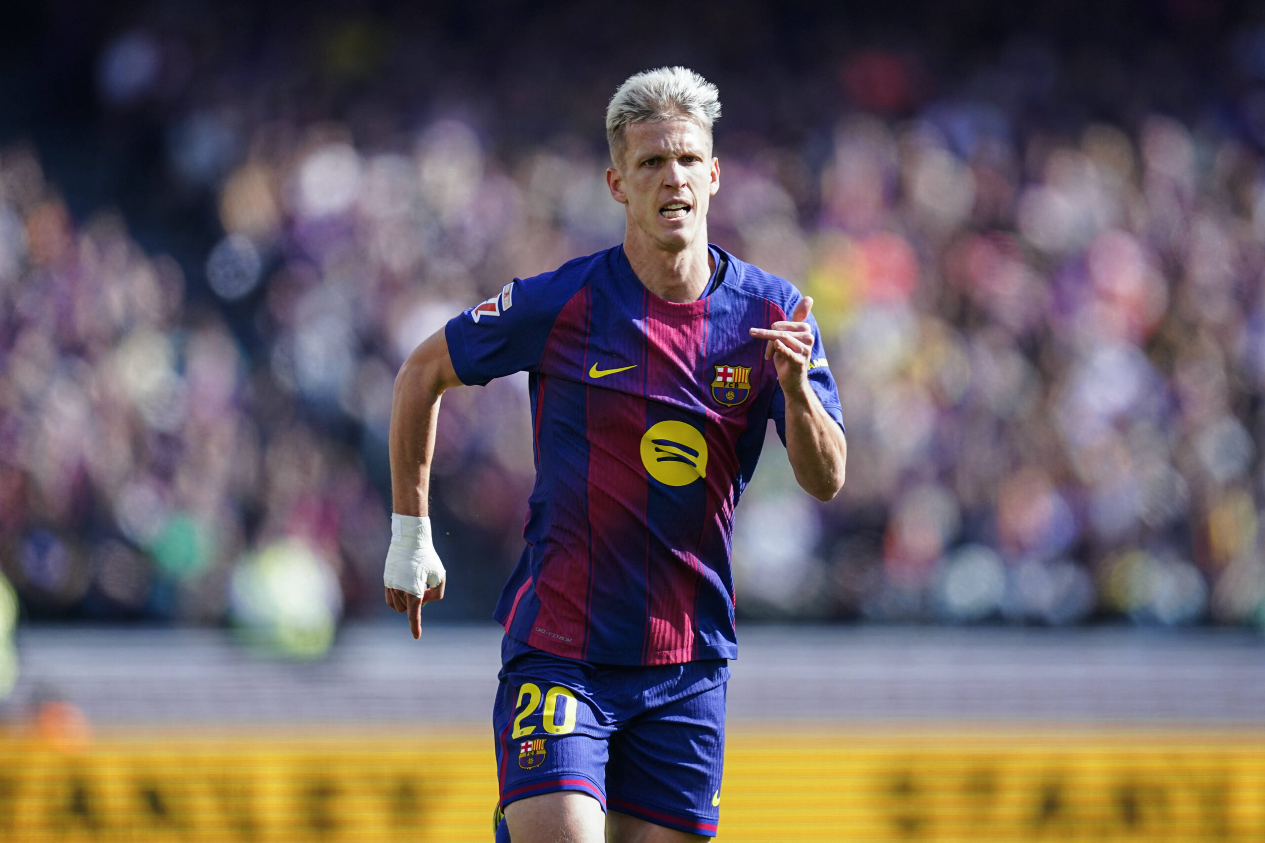 Dani Olmo in azione con il Barcellona