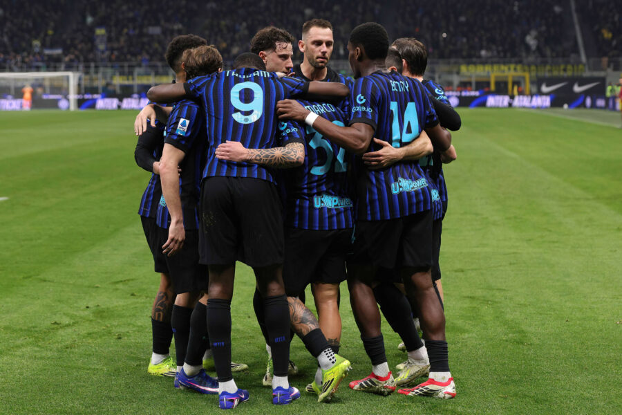 I giocatori dell'Inter esultano dopo un gol