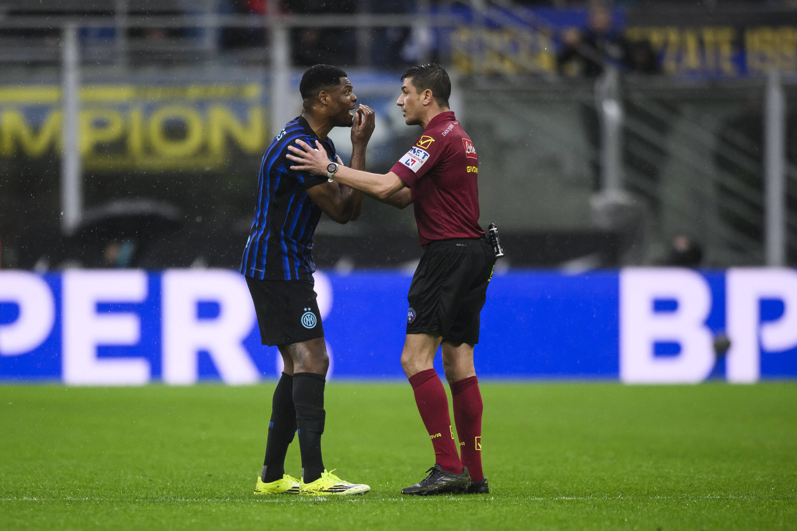 Dumfries con l'arbitro Manganiello