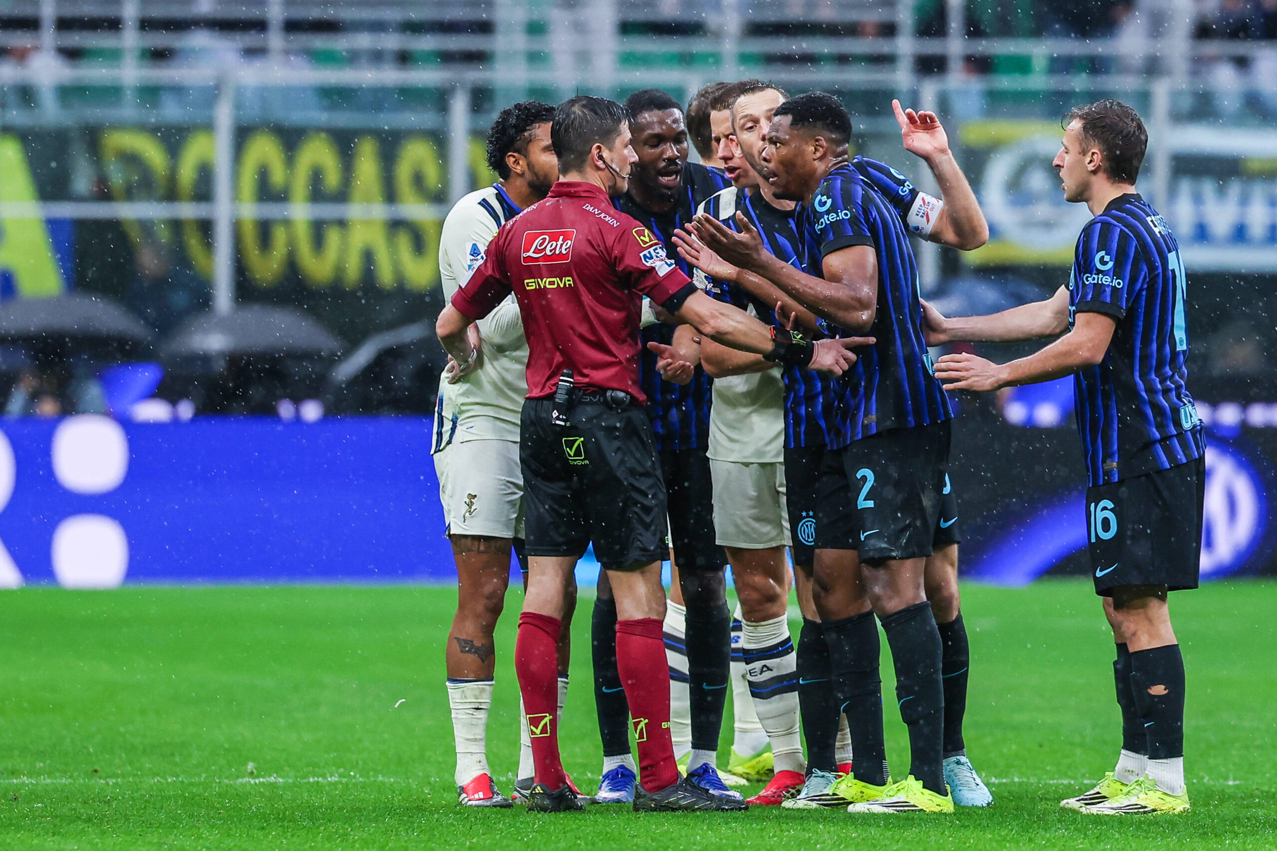 Proteste dell'Inter sul gol di Krstovic