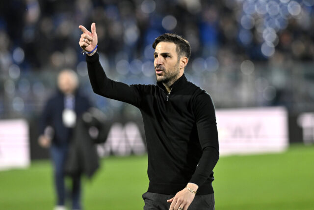 Fabregas dà indicazioni ai suoi giocatori