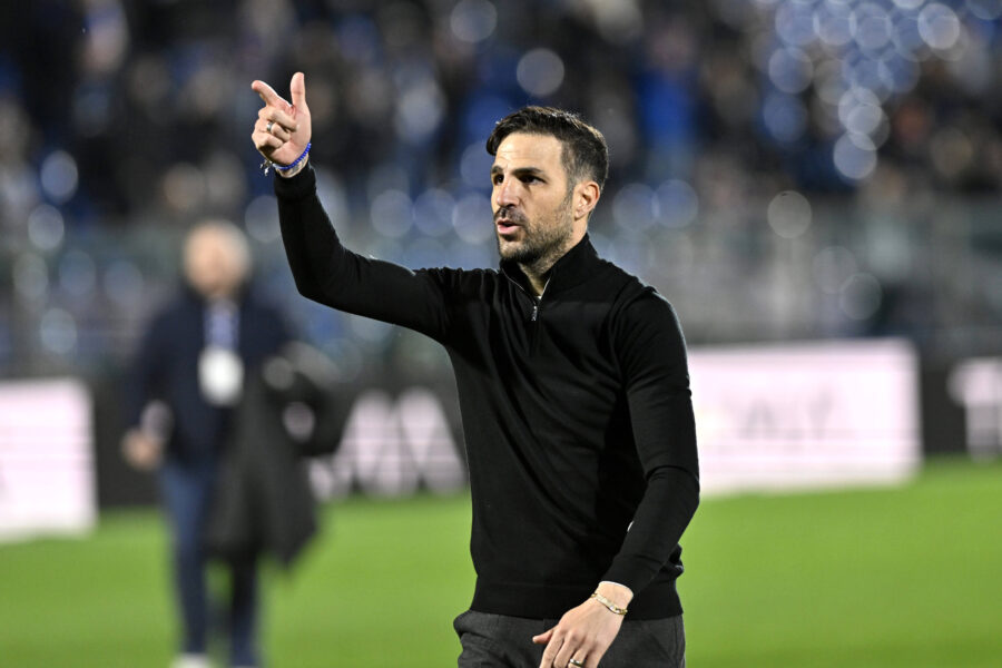 Fabregas dà indicazioni ai suoi giocatori