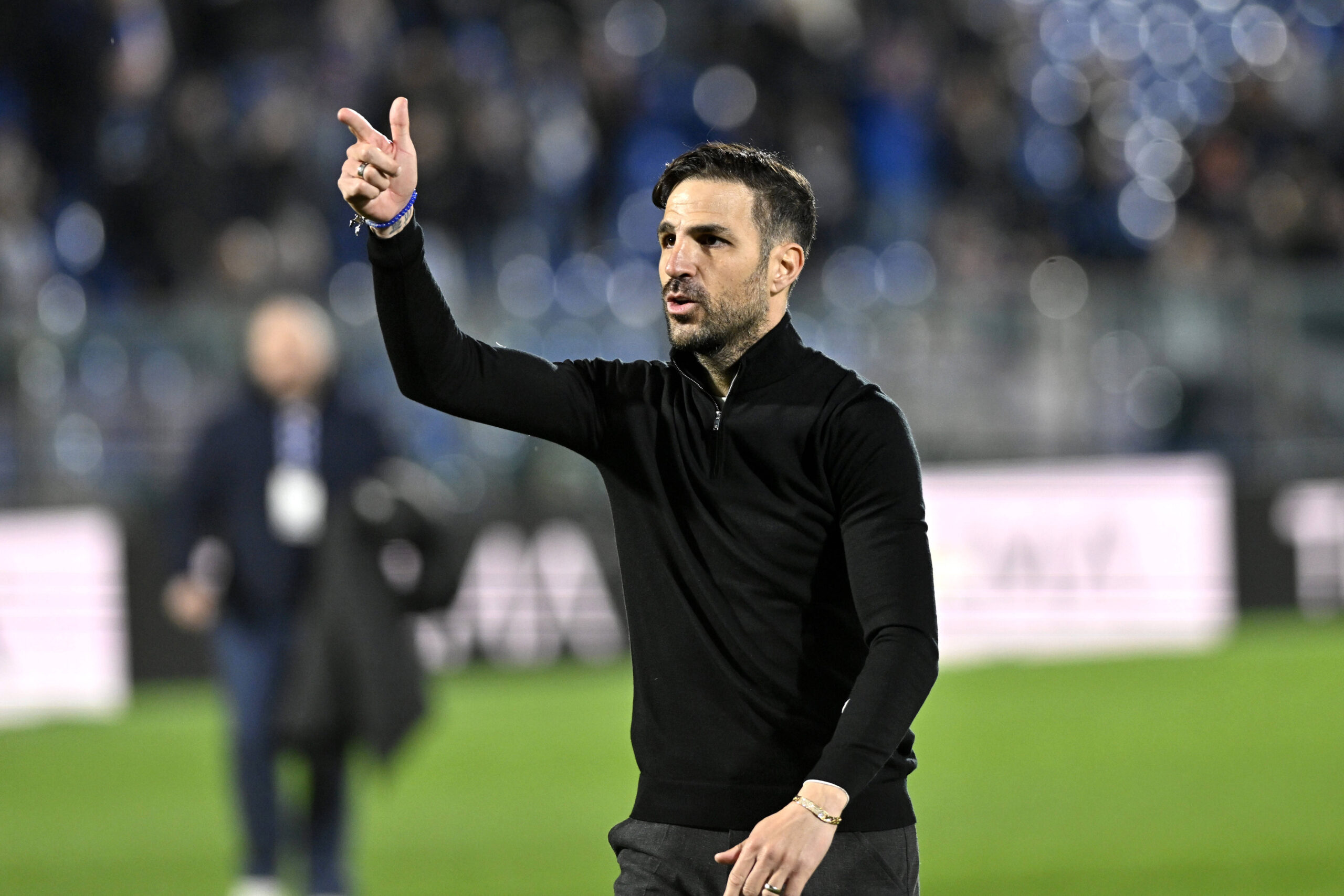 Fabregas dà indicazioni ai suoi giocatori