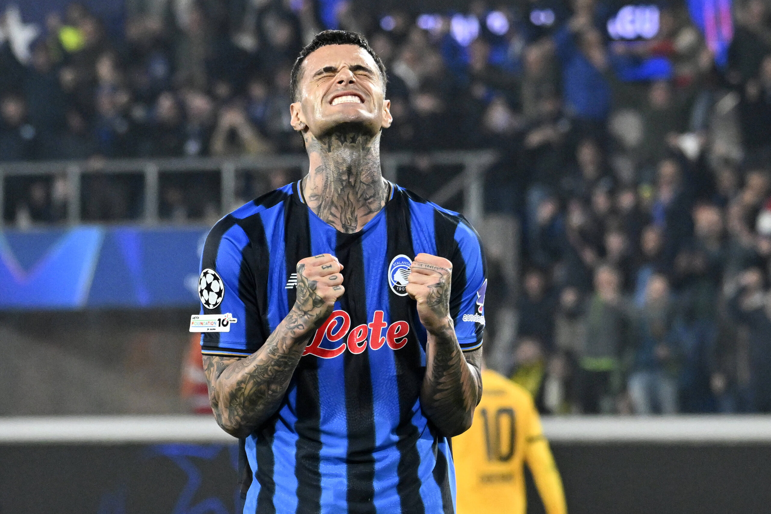 Scamacca esulta dopo un gol