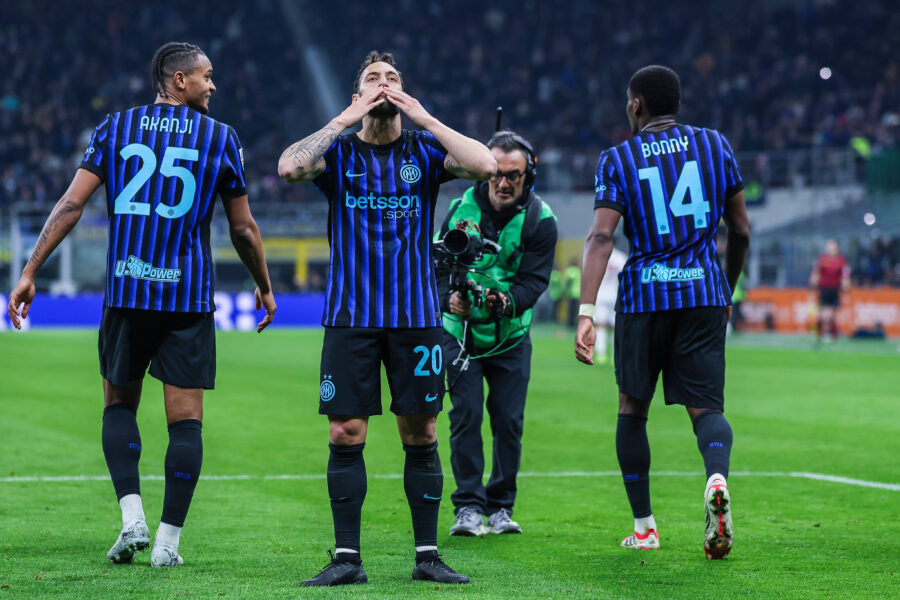 Hakan Calhanoglu centrocampista dell'Inter