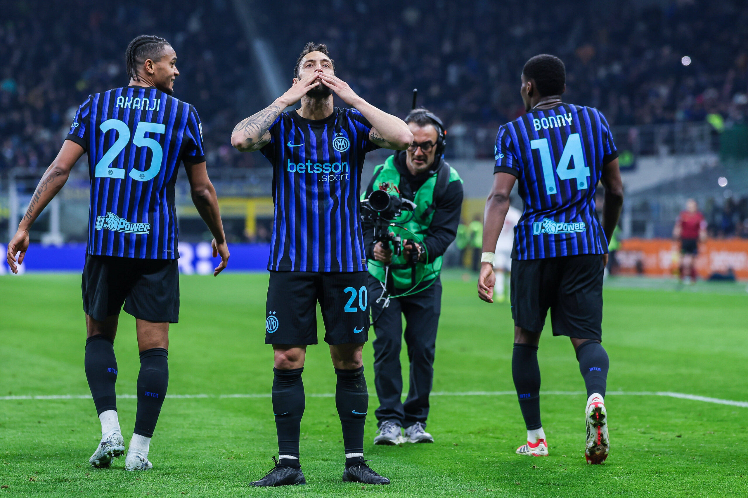 Hakan Calhanoglu centrocampista dell'Inter