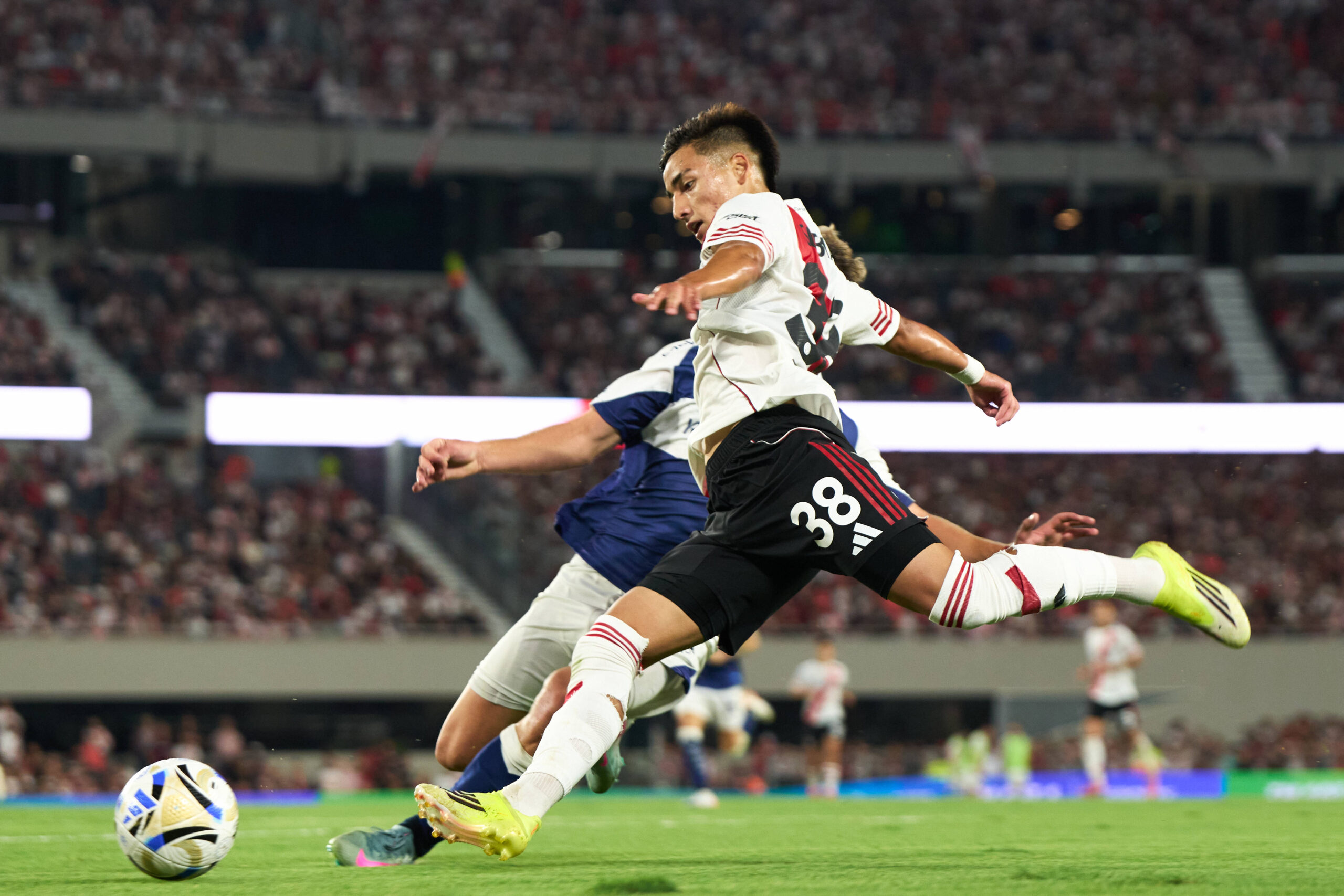 Ian Subiabre in azione con il River Plate