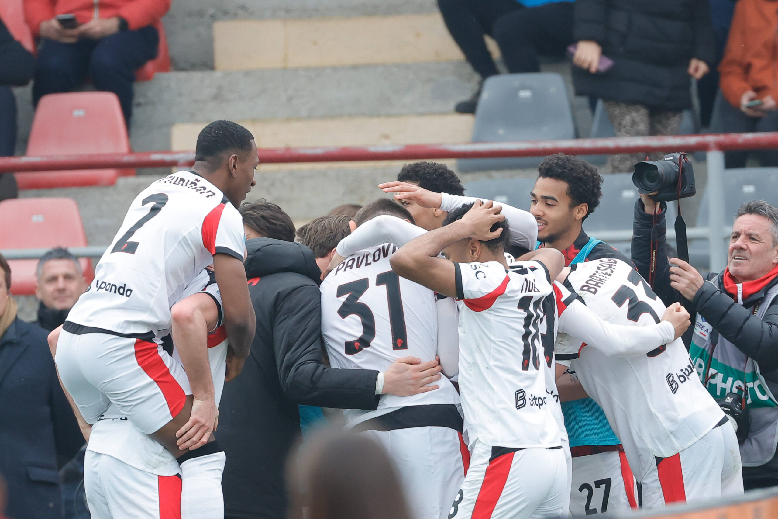 Il Milan esulta dopo la vittoria contro la Cremonese