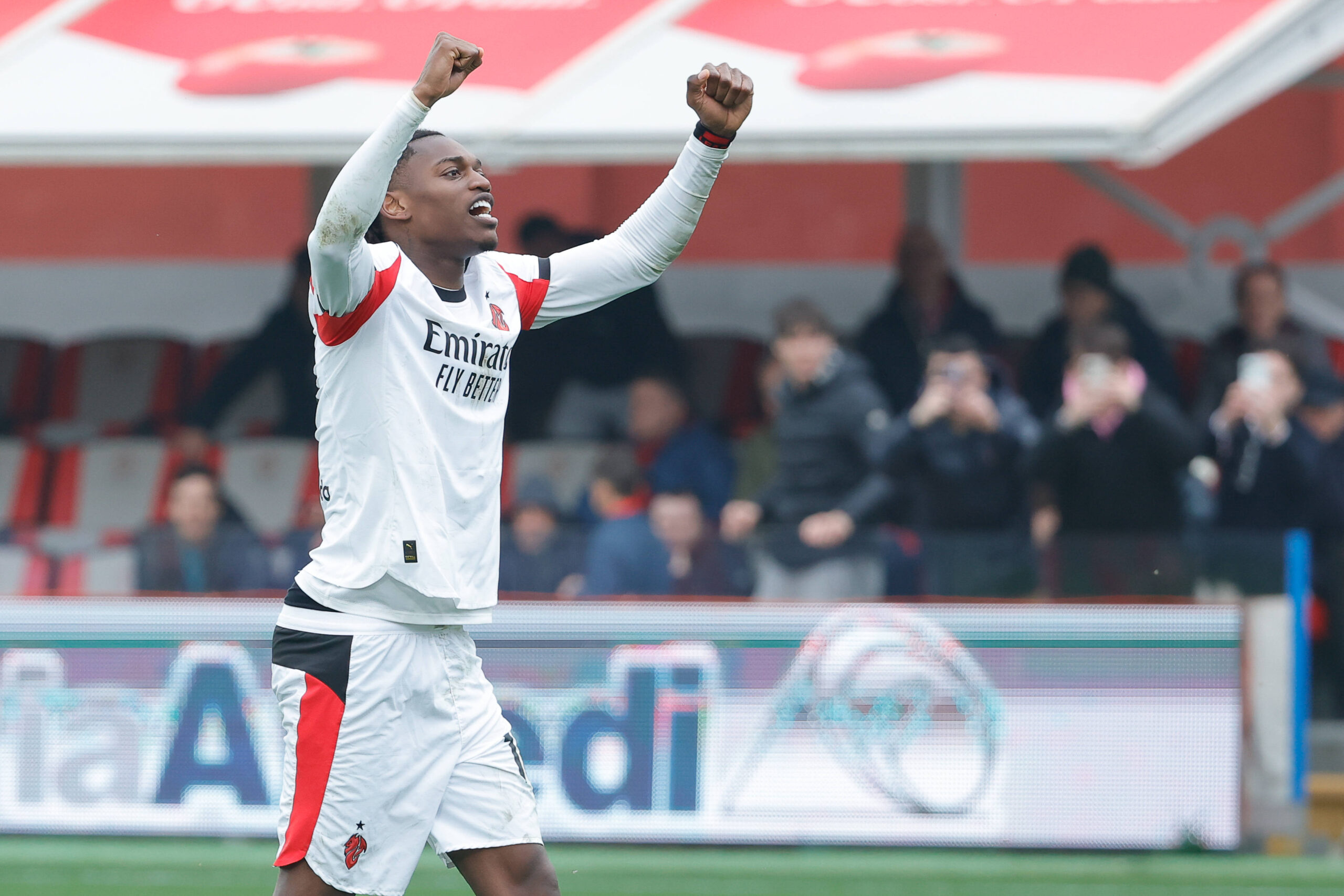 Leao esulta dopo il gol alla Cremonese