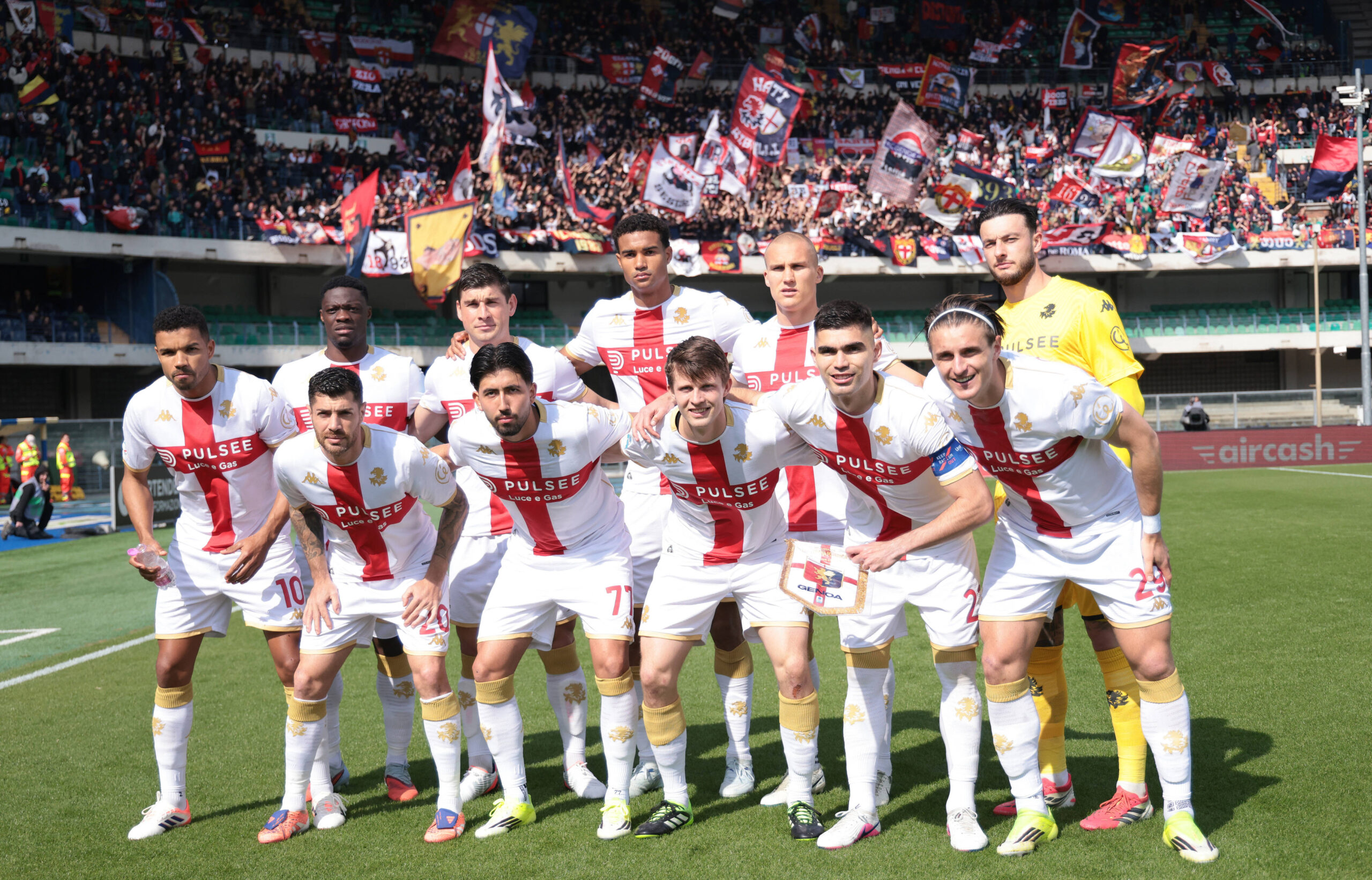 Il Genoa in posa prima della sfida contro il Verona