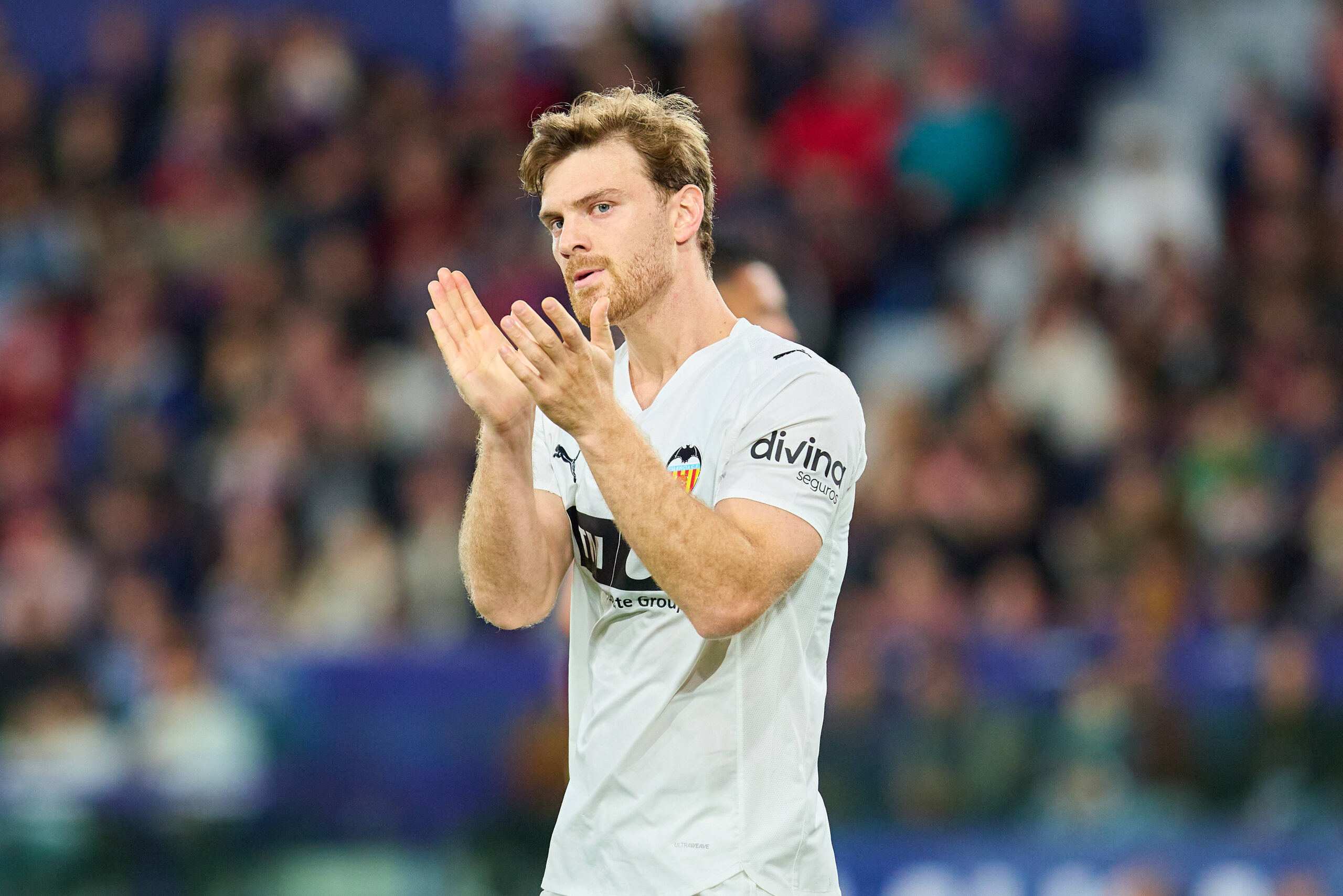 L'attaccante del Valencia Lucas Beltran