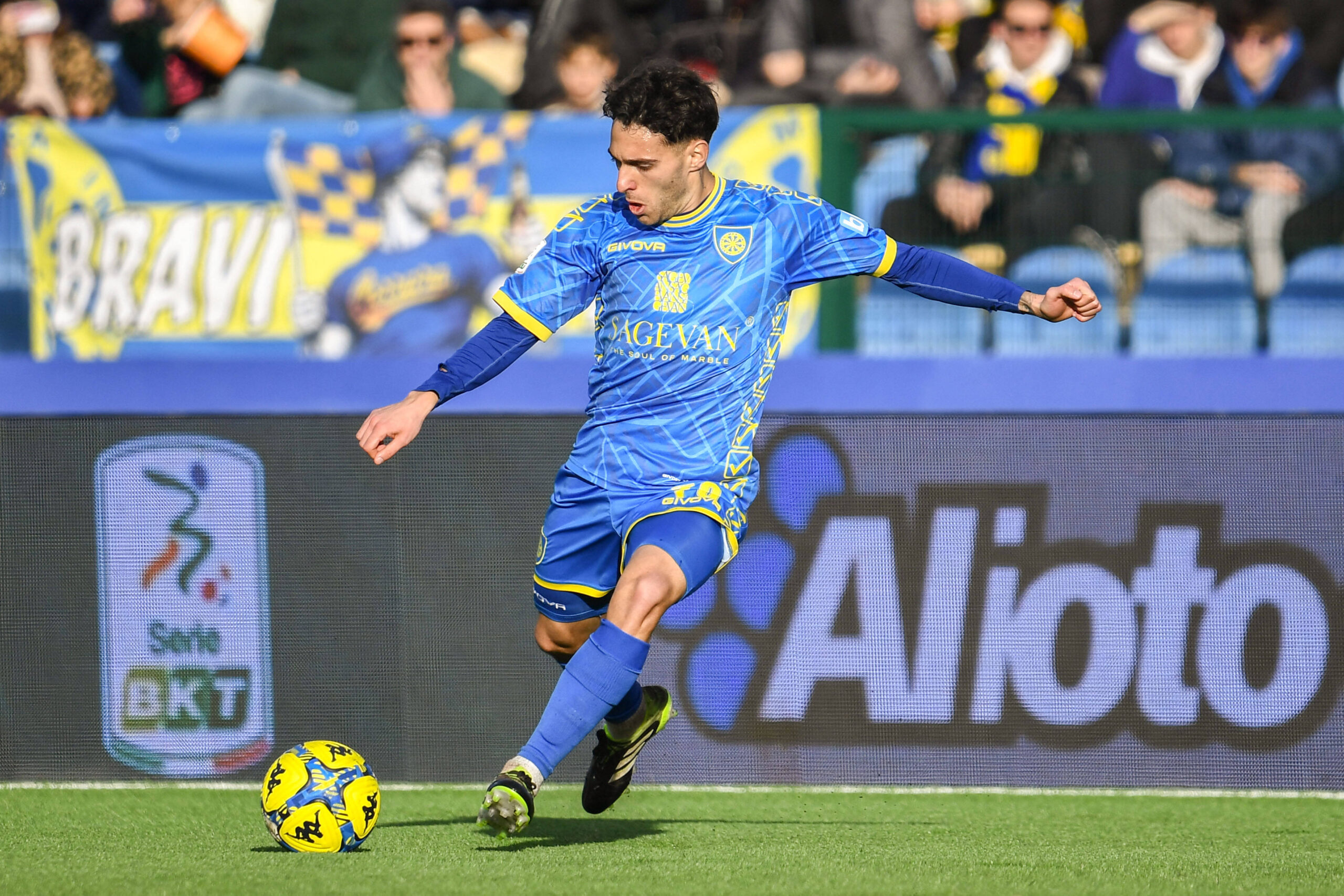 Luis Hasa in azione con la maglia della Carrarese