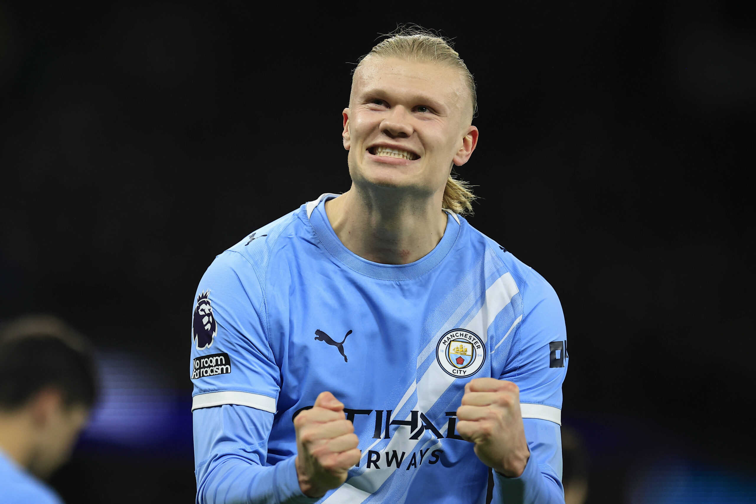 Haaland esulta dopo un gol