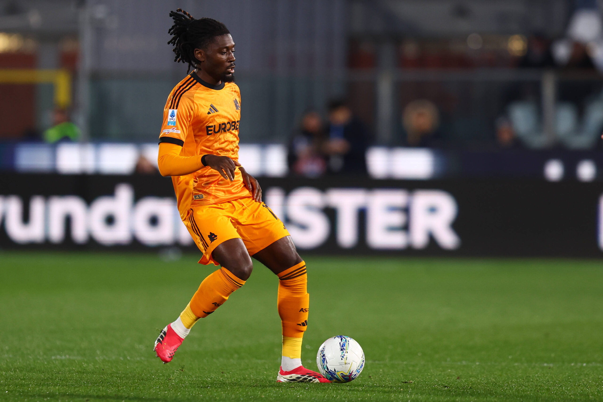 Manu Koné in azione durante Como-Roma