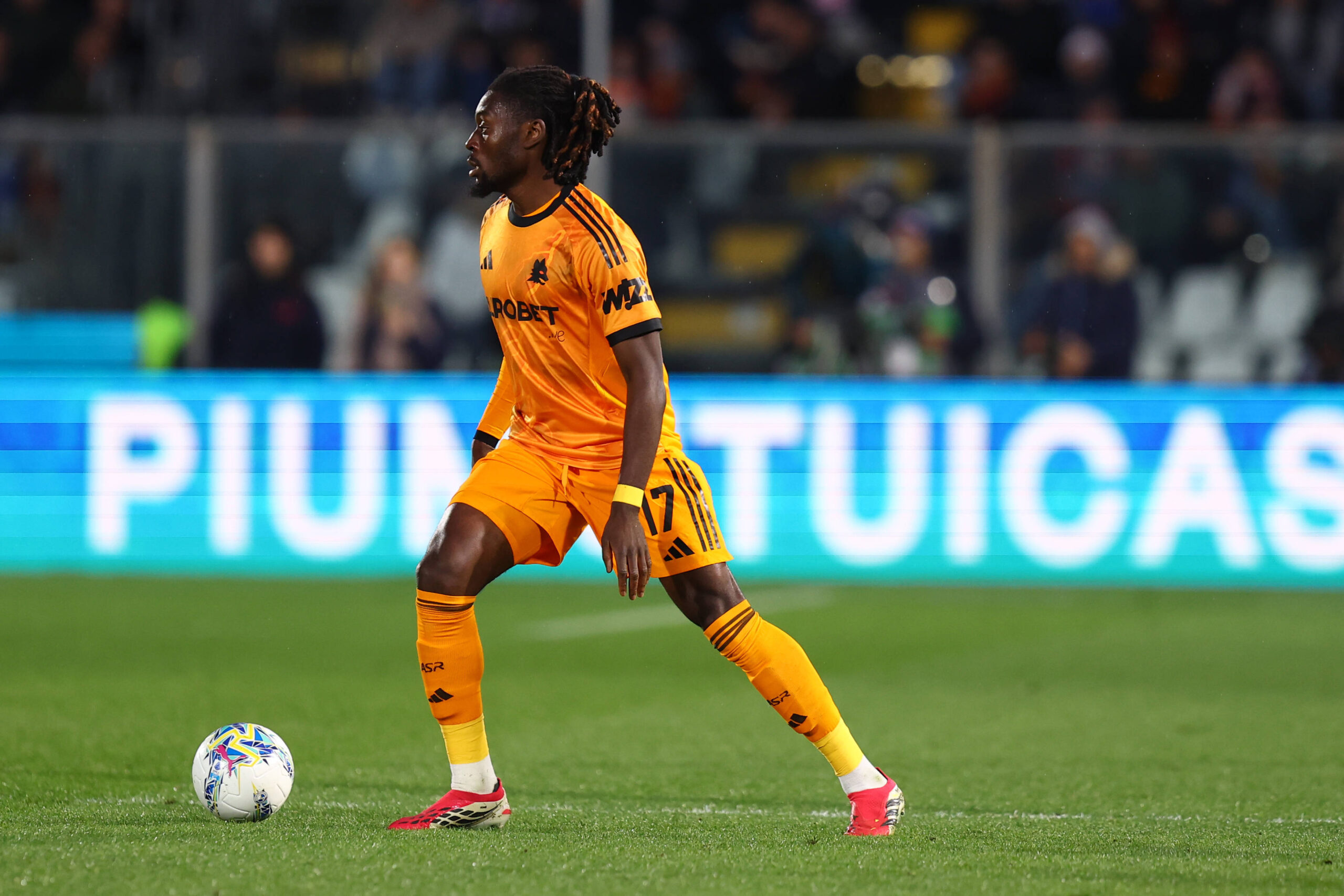 Il centrocampista della Roma Manu Koné