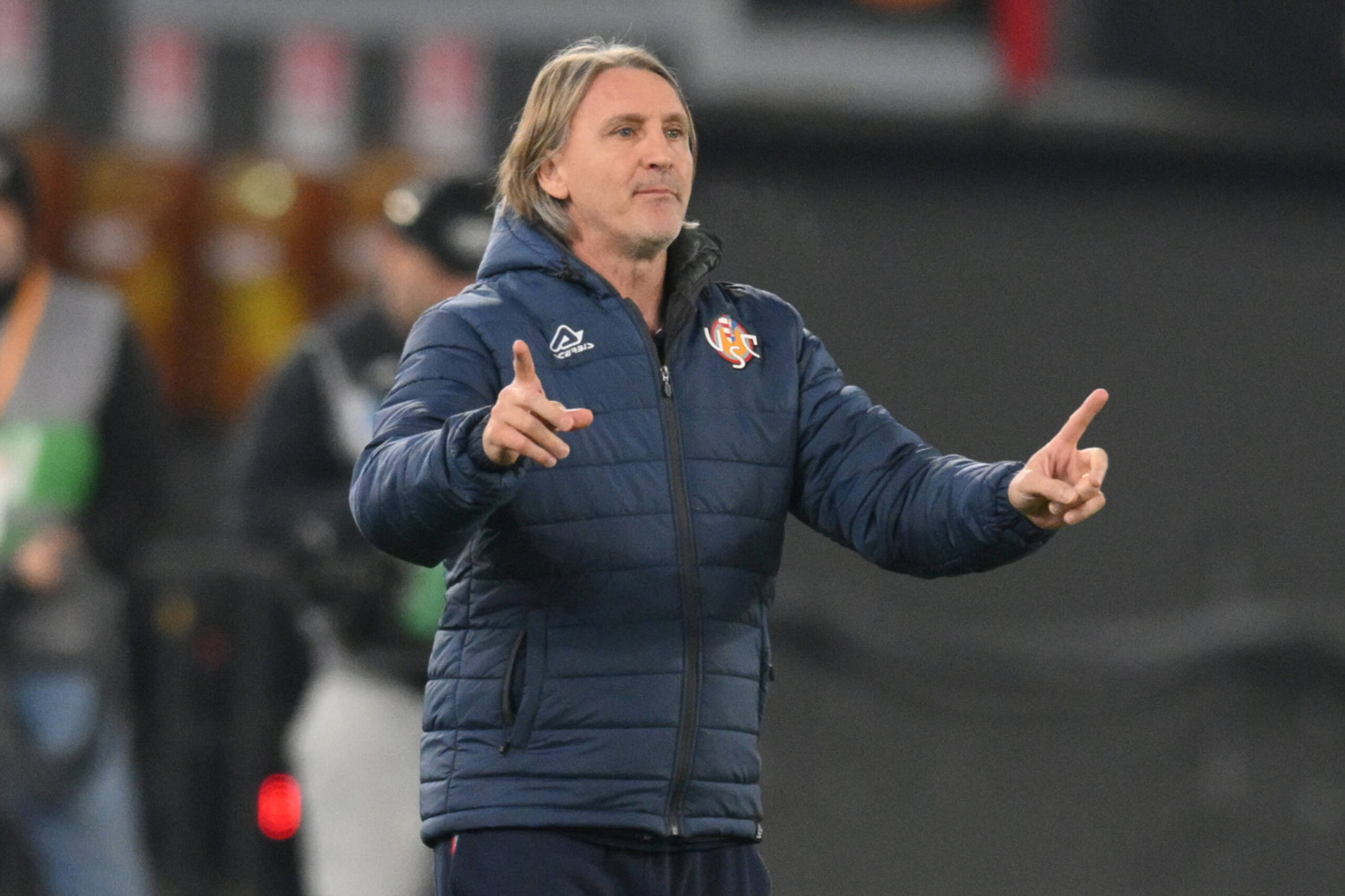 Davide Nicola dà indicazione ai suoi calciatori